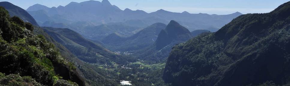 Subindo o Morro do Açu, a vista começa a ficar mais ampla na trilha que corta o Parque Nacional da Serra dos Órgãos, no Rio de Janeiro